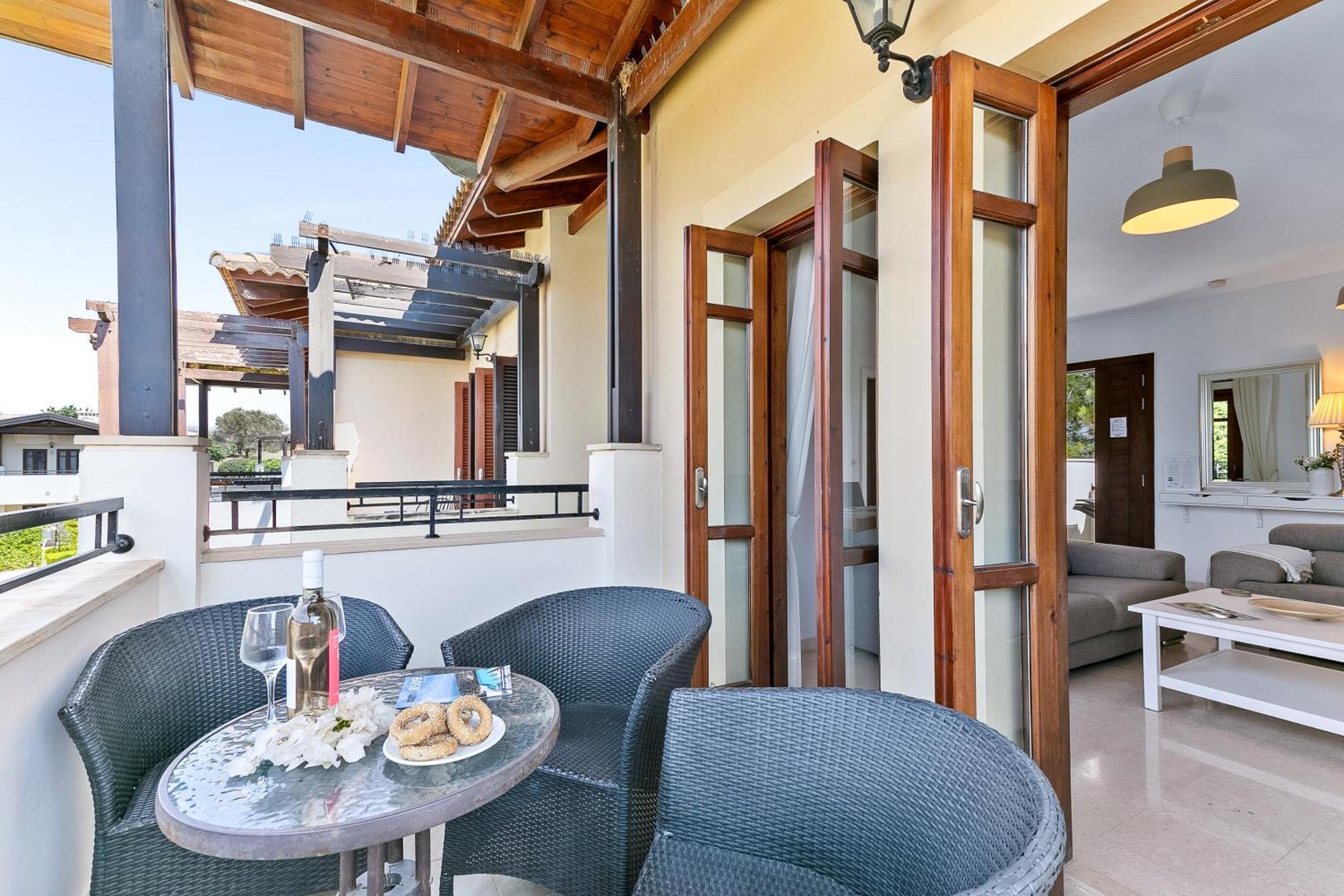 2 Bedroom Apartment Chloe With Communal Pool, Aphrodite Hills Resort Sakarya Dış mekan fotoğraf